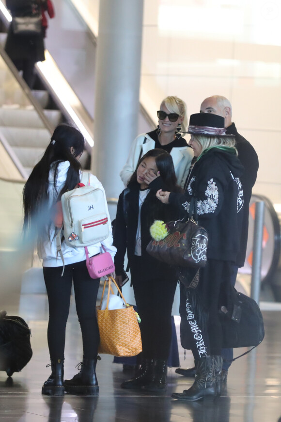 Jade et Joy, Jimmy Refas, Françoise Thibault, la mère de Laeticia Hallyday - Laeticia Hallyday arrive en famille avec ses filles et sa mère à l'aéroport Roissy CDG le 19 novembre 2019.