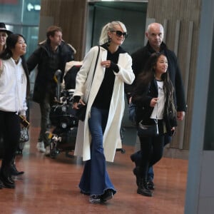 Françoise Thibault, la mère de Laeticia Hallyday, Jade et Joy, Jimmy Refas - Laeticia Hallyday arrive en famille avec ses filles et sa mère à l'aéroport Roissy CDG le 19 novembre 2019.