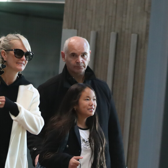 Françoise Thibault, la mère de Laeticia Hallyday, Jade et Joy, Jimmy Refas - Laeticia Hallyday arrive en famille avec ses filles et sa mère à l'aéroport Roissy CDG le 19 novembre 2019.