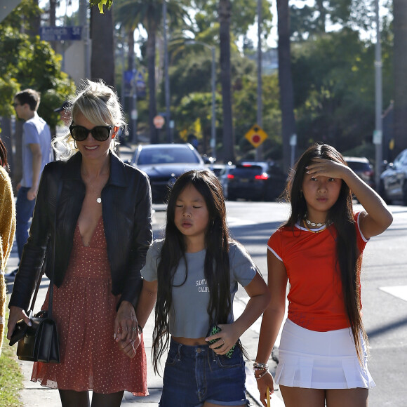 Laeticia Hallyday fait du shopping avec ses filles Jade et Joy et sa mère Françoise Thibaut à Los Angeles le 9 novembre 2019.