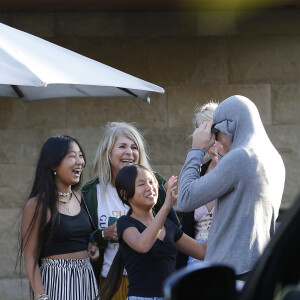 Le prince Emmanuel-Philibert de Savoie avec Laeticia Hallyday, ses filles Jade et Joy, sa mère Françoise Thibaut - Le prince Emmanuel-Philibert de Savoie est au volant de la voiture "Shelby Cobra" sport de Johnny avec Laeticia Hallyday direction le restaurant SoHo House de Malibu en famille à Los Angeles, le 3 novembre 2019.