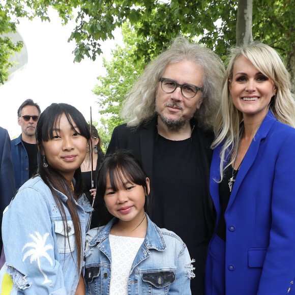 Exclusif - Laeticia Hallyday avec ses filles Joy et Jade et Yvan Cassar - Laeticia Hallyday sort de sa loge pour se rendre sur la scène puis pose avec des bikers et ses amis lors de l'inauguration de l'esplanade Johnny Hallyday à Toulouse, le 15 juin 2019. © Dominique Jacovides/Bestimage