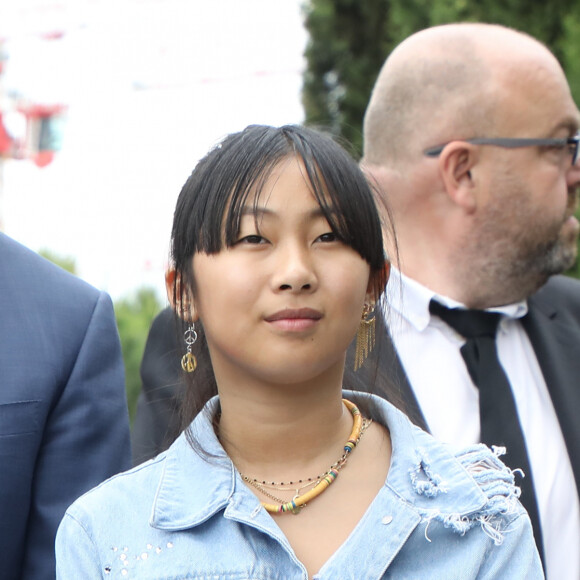 Jade Hallyday - Laeticia Hallyday et ses filles Jade et Joy inaugurent une esplanade portant le nom de Johnny Hallyday située en face du Zénith de Toulouse, le 15 juin 2019, date hautement symbolique puisque le rockeur aurait eu 76 ans. Laeticia a fait un discours poignant en hommage à son défunt mari et n'a pu retenir ses larmes face au public. Laeticia porte le pendentif crucifix de Johnny autour du cou. © Dominique Jacovides/Bestimage