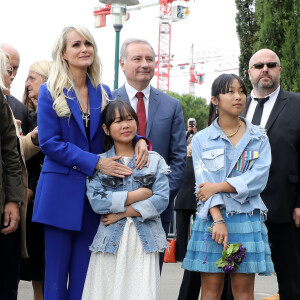 Jean-Luc Moudenc (Maire de Toulouse), Laeticia Hallyday et ses filles Jade et Joy - Laeticia Hallyday et ses filles Jade et Joy inaugurent une esplanade portant le nom de Johnny Hallyday située en face du Zénith de Toulouse, le 15 juin 2019, date hautement symbolique puisque le rockeur aurait eu 76 ans. Laeticia a fait un discours poignant en hommage à son défunt mari et n'a pu retenir ses larmes face au public. Laeticia porte le pendentif crucifix de Johnny autour du cou. © Dominique Jacovides/Bestimage