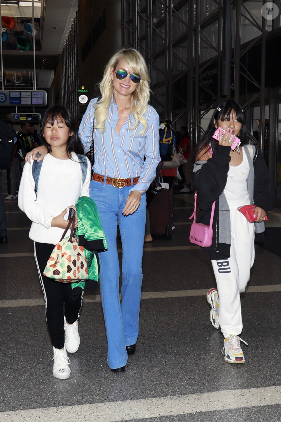 Laeticia Hallyday et ses filles Jade et Joy arrivent à l'aéroport de LAX à Los Angeles pour prendre un vol pour la France le 13 juin 2019.