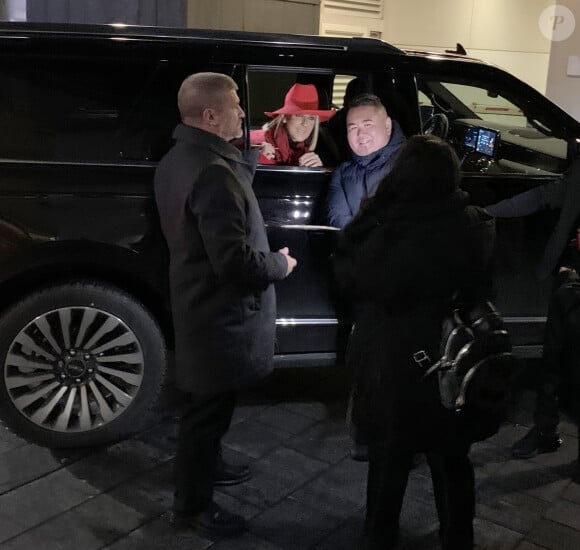 Exclusif - Celine Dion salue ses fans à la fenêtre du véhicule qui la transporte dans les rues de Toronto au Canada, 9 décembre 2019.
