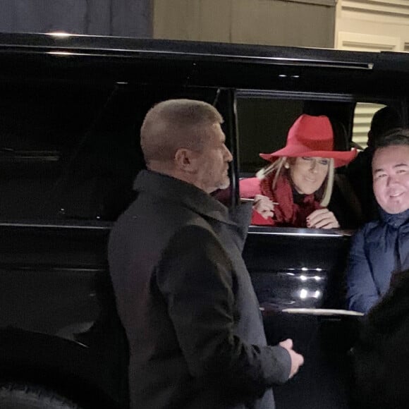 Exclusif - Celine Dion salue ses fans à la fenêtre du véhicule qui la transporte dans les rues de Toronto au Canada, 9 décembre 2019.