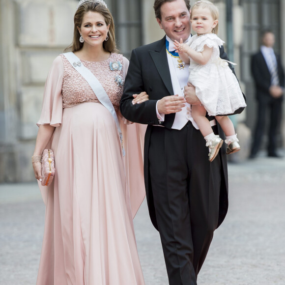 La princesse Madeleine de Suède, enceinte, son mari Christopher (Chris) O'Neill et leur fille la princesse Leonore de Suède - Arrivées au mariage du prince Carl Philip de Suède et Sofia Hellqvist à la chapelle du palais royal à Stockholm. Le 13 juin 2015