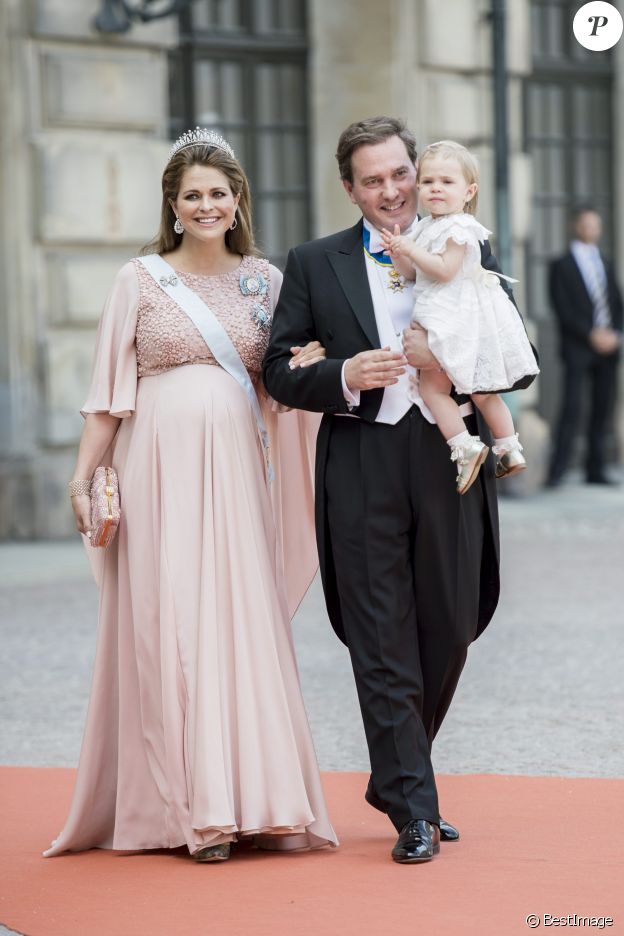 La princesse Madeleine de Suède, enceinte, son mari Christopher (Chris) O'Neill et leur fille la princesse Leonore de Suède - Arrivées au mariage du prince Carl Philip de Suède et Sofia Hellqvist à la chapelle du palais royal à Stockholm. Le 13 juin 2015