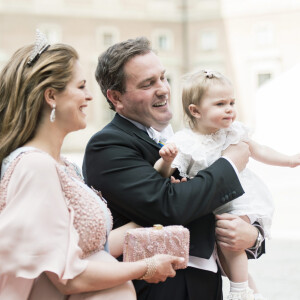 La princesse Madeleine de Suède, enceinte, son mari Christopher (Chris) O'Neill et leur fille la princesse Leonore de Suède - Arrivées au mariage du prince Carl Philip de Suède et Sofia Hellqvist à la chapelle du palais royal à Stockholm. Le 13 juin 2015