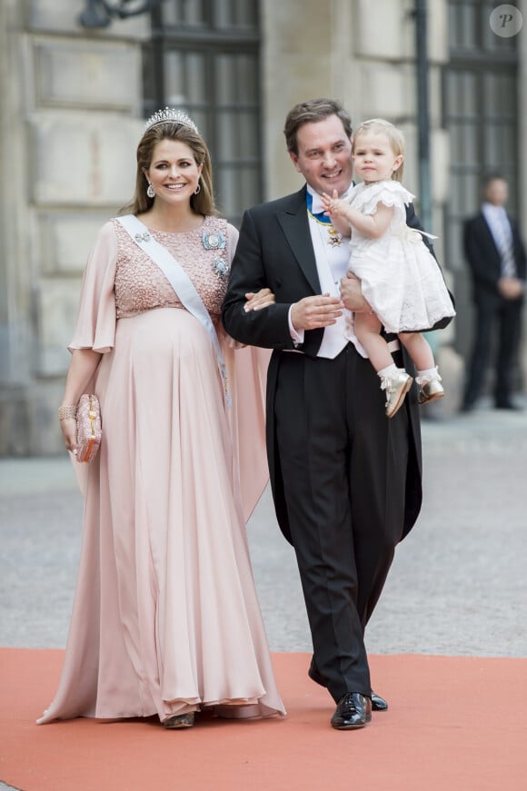 La princesse Madeleine de Suède, enceinte, son mari Christopher (Chris) O'Neill et leur fille la princesse Leonore de Suède - Arrivées au mariage du prince Carl Philip de Suède et Sofia Hellqvist à la chapelle du palais royal à Stockholm. Le 13 juin 2015