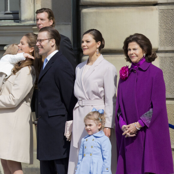 Sofia Hellqvist, la princesse Leonore, la princesse Madeleine (enceinte), le prince Daniel, la princesse Victoria, la princesse Estelle, la reine Silvia - La famille royale suédoise assiste à la commémoration du 69ème anniversaire du roi Carl Gustav de Suède au palais royal à Stockholm, le 30 avril 2015.