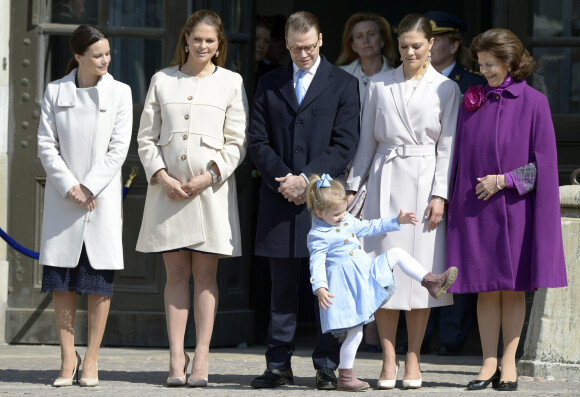 Sofia Hellqvist, la princesse Madeleine (enceinte), le prince Daniel, la princesse Victoria, la princesse Estelle, la reine Silvia - La famille royale suédoise assiste à la commémoration du 69ème anniversaire du roi Carl Gustav de Suède au palais royal à Stockholm, le 30 avril 2015.