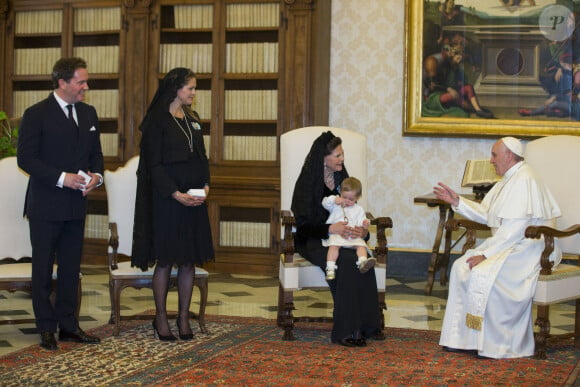 La reine Silvia de Suède, la princesse Madeleine (enceinte), son mari Christopher O'Neill (Chris O'Neill) et leur fille la princesse Leonore reçus par le pape François au Vatican le 27 avril 2015