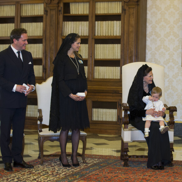 La reine Silvia de Suède, la princesse Madeleine (enceinte), son mari Christopher O'Neill (Chris O'Neill) et leur fille la princesse Leonore reçus par le pape François au Vatican le 27 avril 2015