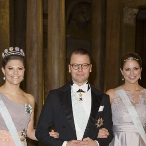 La princesse Victoria de Suède, son mari le prince Daniel de Suède et la princesse Madeleine de Suède enceinte - La famille royale de Suède arrive à un dîner officiel au Palais Royal de Stockholm, le 11 février 2015.