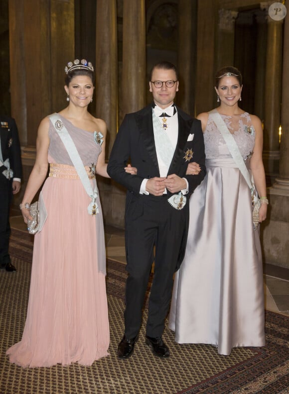 La princesse Victoria de Suède, son mari le prince Daniel de Suède et la princesse Madeleine de Suède enceinte - La famille royale de Suède arrive à un dîner officiel au Palais Royal de Stockholm, le 11 février 2015.