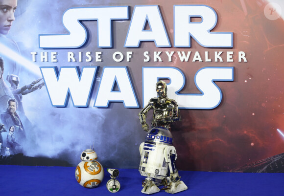 Les robots BB8, D-O, R2D2 et 6PO assistent à l'avant-première du film "Star Wars : L'ascension de Skywalker" à Londres, le 18 décembre 2019.