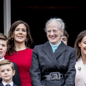 La reine Margrethe II, la princesse Mary et ses enfants la princesse Josephine, la princesse Isabella, le prince Vincent, le prince Christian, la princesse Marie, le prince Joachim et leurs enfants le prince Nikolaï, la princesse Athena et le prince Henrik - La famille royale de Danemark au balcon du palais royal d'Amalienborg pour le 78ème anniversaire de la reine Margrethe II à Copenhague. Le 16 avril 2018