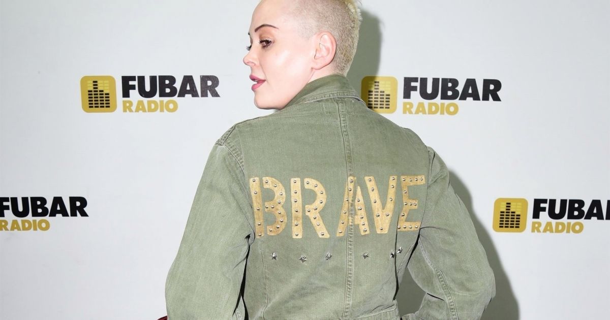 Rose McGowan arrive au show Calum McSwiggan dans les studios de Fubar