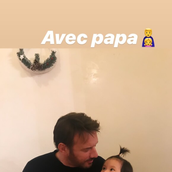Angie (Angela) Vu Ha a publié une photo de Samuel Le Bihan avec leur fille Emma-Rose dans ses stories Instagram le 20 décembre 2019.