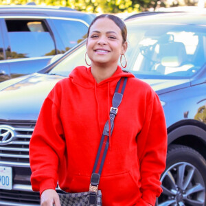 Exclusif - Christina Milian enceinte porte un jogging rouge et un sac Gucci à son arrivée à son Beignet Box truck dans le quartier de Studio City à Los Angeles, le 15 décembre 2019.