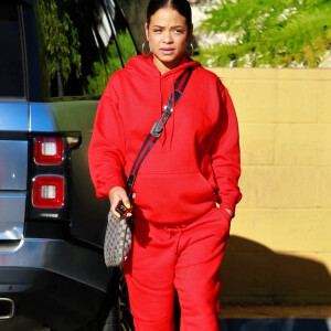 Exclusif - Christina Milian enceinte porte un jogging rouge et un sac Gucci à son arrivée à son Beignet Box truck dans le quartier de Studio City à Los Angeles, le 15 décembre 2019.