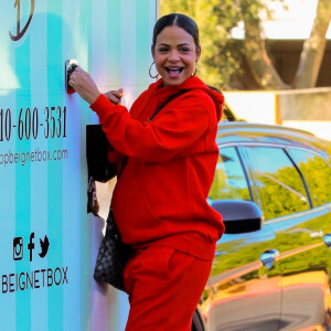 Exclusif - Christina Milian enceinte porte un jogging rouge et un sac Gucci à son arrivée à son Beignet Box truck dans le quartier de Studio City à Los Angeles, le 15 décembre 2019.
