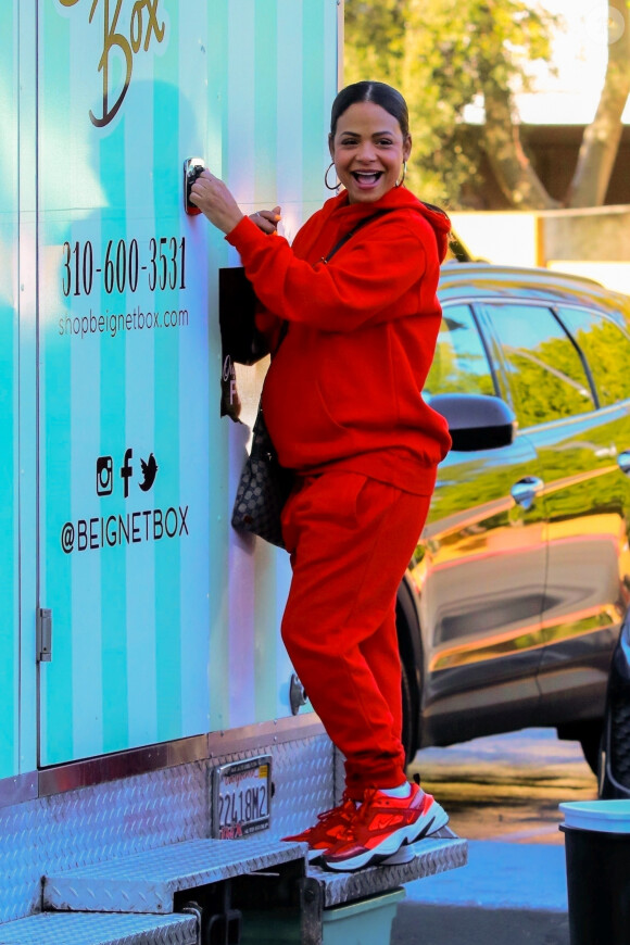 Exclusif - Christina Milian enceinte porte un jogging rouge et un sac Gucci à son arrivée à son Beignet Box truck dans le quartier de Studio City à Los Angeles, le 15 décembre 2019.