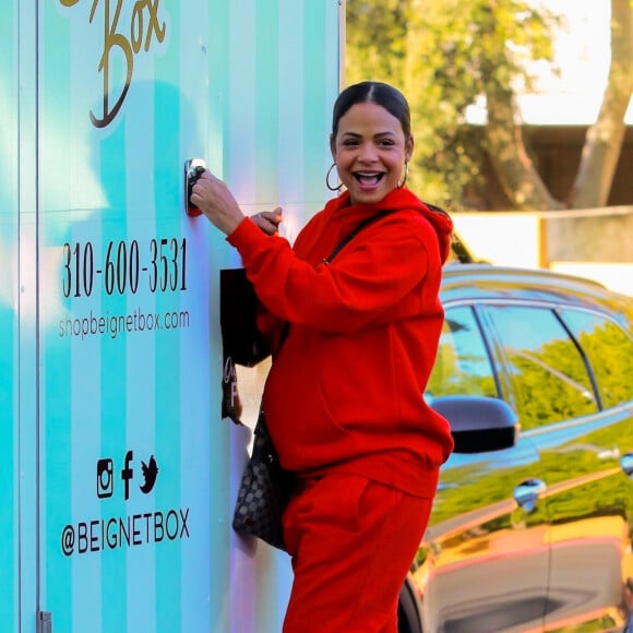 Exclusif - Christina Milian enceinte porte un jogging rouge et un sac Gucci à son arrivée à son Beignet Box truck dans le quartier de Studio City à Los Angeles, le 15 décembre 2019.