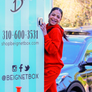 Exclusif - Christina Milian enceinte porte un jogging rouge et un sac Gucci à son arrivée à son Beignet Box truck dans le quartier de Studio City à Los Angeles, le 15 décembre 2019.