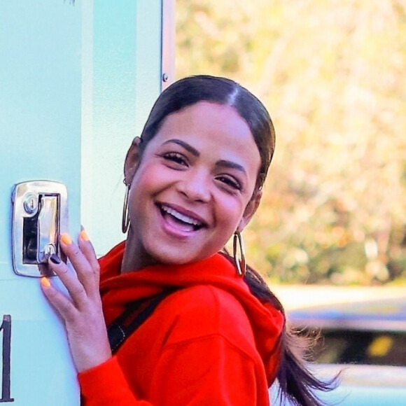 Exclusif - Christina Milian enceinte porte un jogging rouge et un sac Gucci à son arrivée à son Beignet Box truck dans le quartier de Studio City à Los Angeles, le 15 décembre 2019.