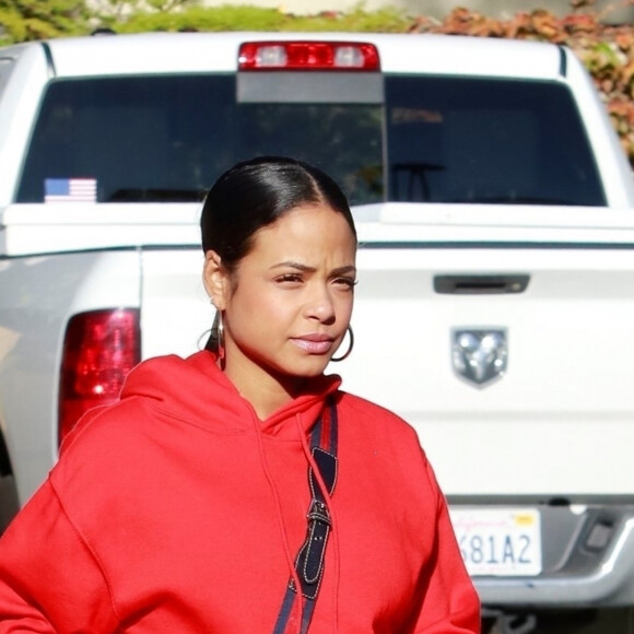 Exclusif - Christina Milian enceinte porte un jogging rouge et un sac Gucci à son arrivée à son Beignet Box truck dans le quartier de Studio City à Los Angeles, le 15 décembre 2019.