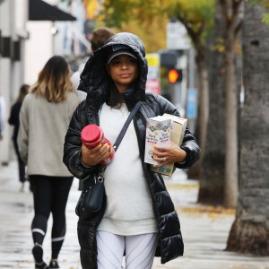 Exclusif - Christina Milan enceinte est allée travailler sous la pluie dans son Beignet Box truck avec sa fille à Los Angeles, le 8 décembre 2019.