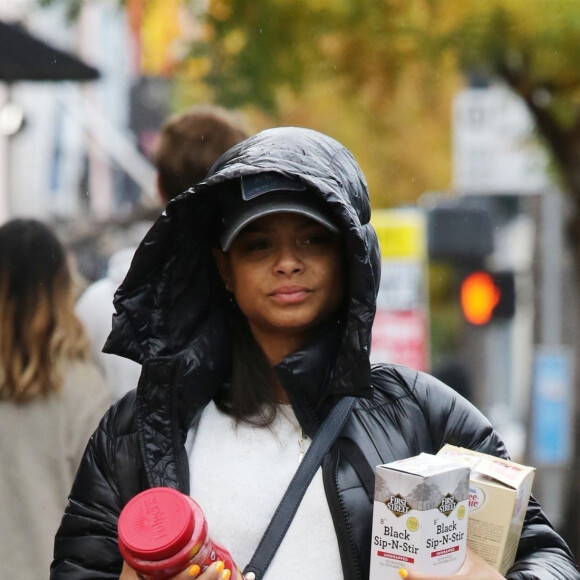 Exclusif - Christina Milan enceinte est allée travailler sous la pluie dans son Beignet Box truck avec sa fille à Los Angeles, le 8 décembre 2019.