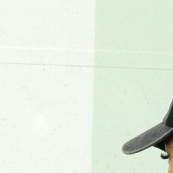 Exclusif - Christina Milan enceinte est allée travailler sous la pluie dans son Beignet Box truck avec sa fille à Los Angeles, le 8 décembre 2019.