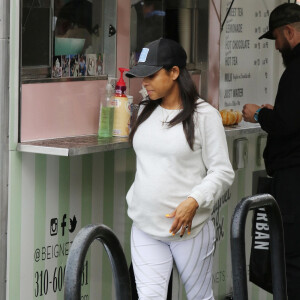 Exclusif - Christina Milan enceinte est allée travailler sous la pluie dans son Beignet Box truck avec sa fille à Los Angeles, le 8 décembre 2019.