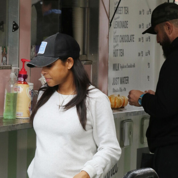 Exclusif - Christina Milan enceinte est allée travailler sous la pluie dans son Beignet Box truck avec sa fille à Los Angeles, le 8 décembre 2019.