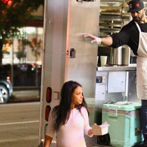 Exclusif - Christina Milian, enceinte, travaille dans son food truck 'Beignet Box', à Studio City, le 6 décembre 2019.