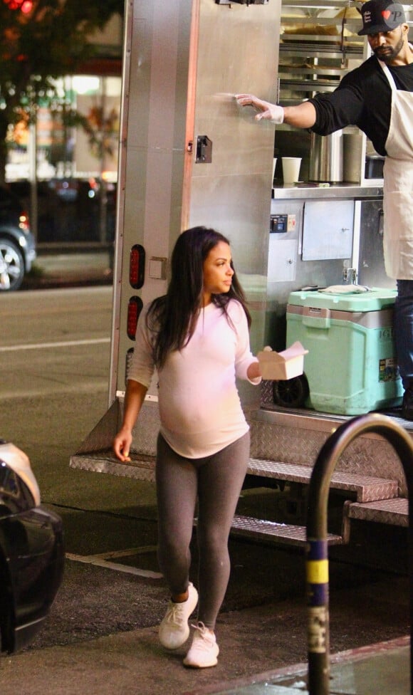 Exclusif - Christina Milian, enceinte, travaille dans son food truck 'Beignet Box', à Studio City, le 6 décembre 2019.