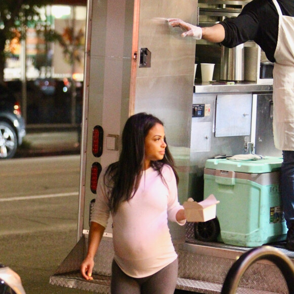 Exclusif - Christina Milian, enceinte, travaille dans son food truck 'Beignet Box', à Studio City, le 6 décembre 2019.