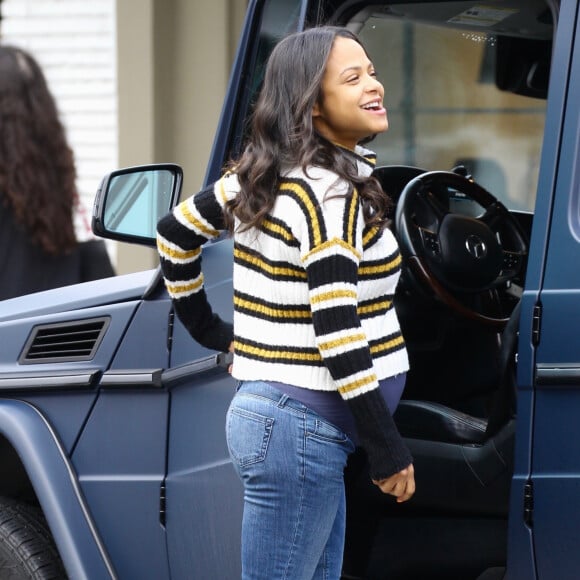 Christina Milian enceinte est allée se faire pomponner au Drybar du quartier de Sherman Oaks à Los Angeles, le 4 décembre 2019.