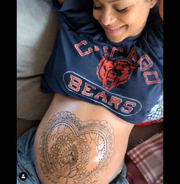 Christina Milian montre son ventre rond décoré au henné sur Instagram le 19 décembre 2019.