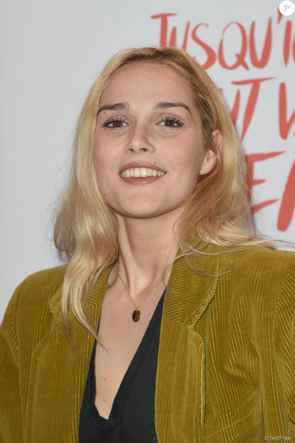 Camille Lou à l'avant-première de comédie dramatique Jusqu'ici tout va ...