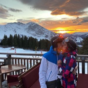 Camille Lou et son compagnon Gabriele au ski, le 19 décembre 2019.