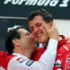 Jean Todt embrasse Michael Schumacher, qui vient de remporter le Grand Prix de Formule 1 de Belgique. Le 24 aout 1997