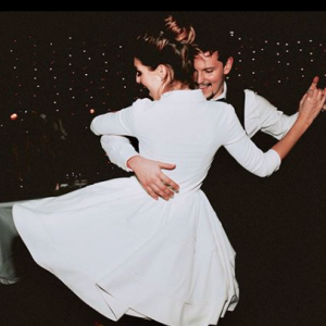 Laury Thilleman en robe Delphine Manivet pour son mariage avec Juan Arbelaez, en Bretagne, le 21 décembre 2019.