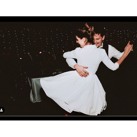 Laury Thilleman en robe Delphine Manivet pour son mariage avec Juan Arbelaez, en Bretagne, le 21 décembre 2019.