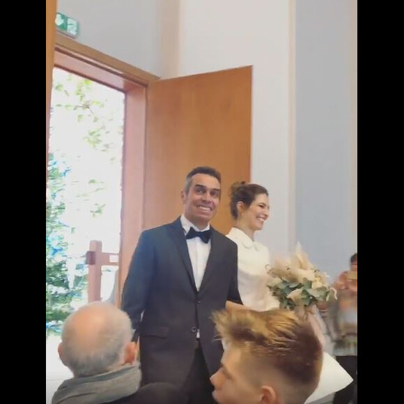 Laury Thilleman arrive à la mairie au bras de son papa, pour son mariage avec Juan Arbelaez, le 21 décembre 2019