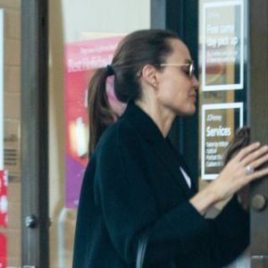 Exclusif - Angelina Jolie fait ses courses de Noël de dernière minute avec ses enfants Knox Léonet Vivienne Marcheline à Los Angeles le 23 décembre 2019.